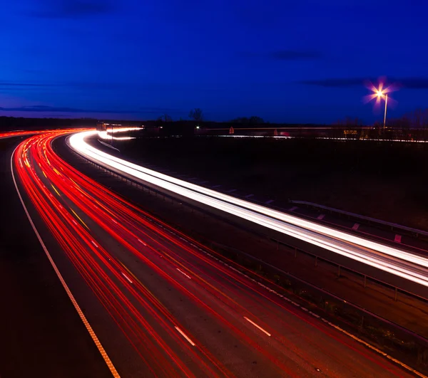 Koplamp en staart licht paden bij nacht — Stockfoto