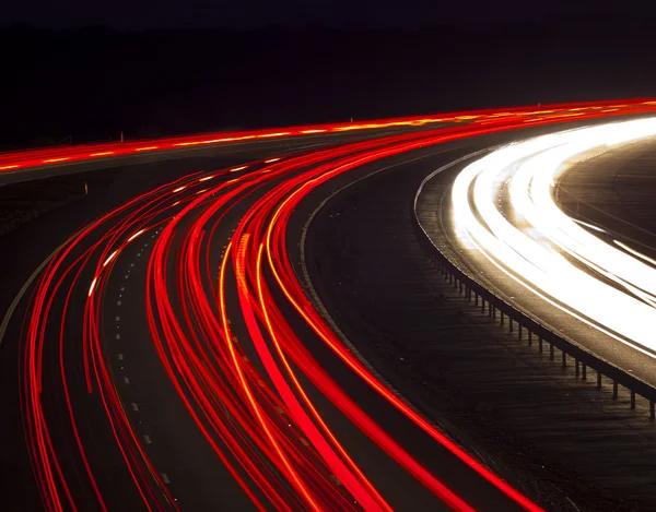 Koplamp en staart licht paden bij nacht — Stockfoto