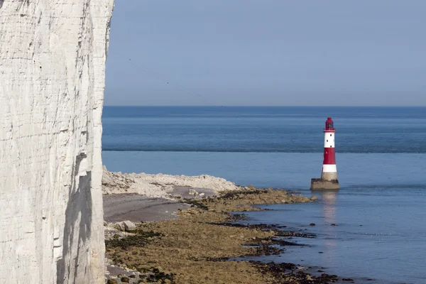 Beachy Head Lighthouse och lugnt hav — Stockfoto