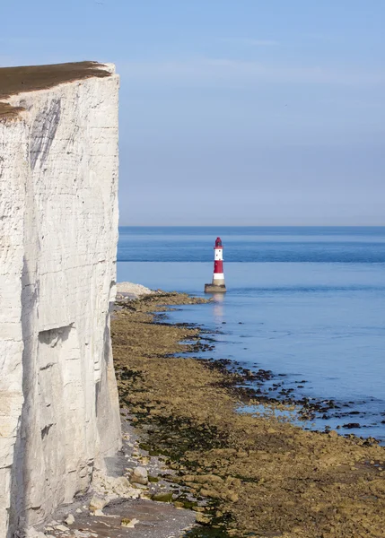 Beachy Head Lighthouse och lugnt hav — Stockfoto