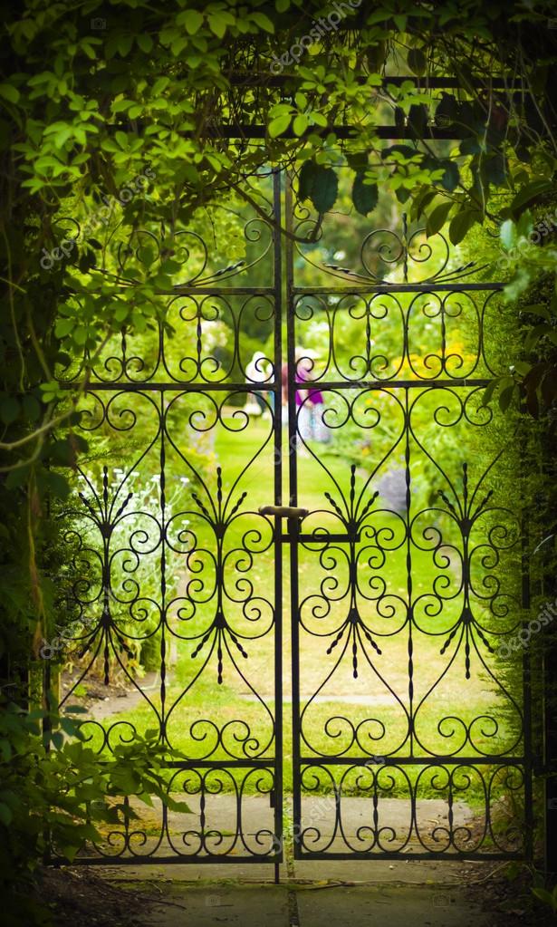 Jardim secreto e portão de ferro — Fotografias de Stock © allouphoto