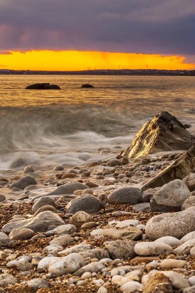 Rocks at Osmington Reflecting Sunset Colours — Stok Foto