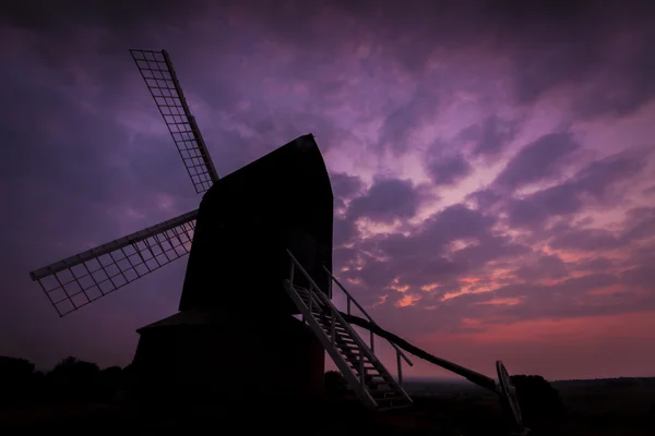 Brill moinho silhueta contra o céu crepúsculo — Fotografia de Stock