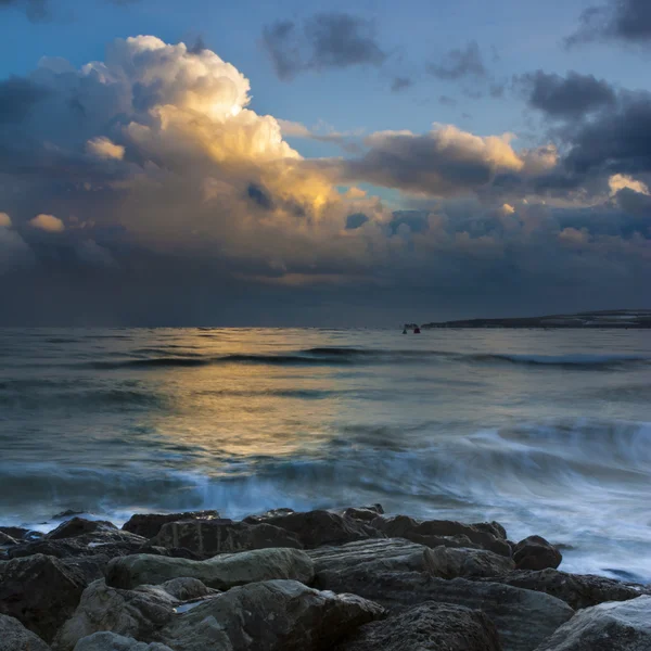 Zonsondergang onder storm wolken op de kust van Dorset — Stockfoto