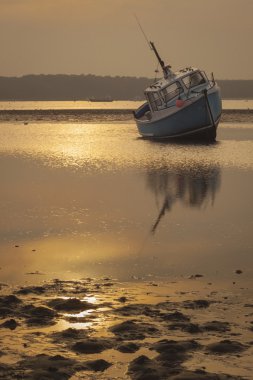 Balıkçı teknesi düşük tide Poole Harbour cezalı.