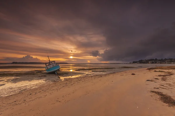 Fiskebåt jordad vid lågvatten i Poole Harbour — Stockfoto