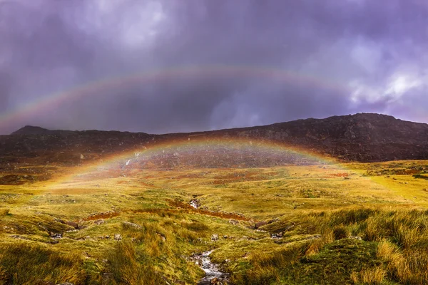 Cascata torrenti giù per una montagna in Snowdonia — Foto Stock