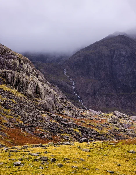 Cascade ruisseaux en bas d'une montagne à Snowdonia — Photo