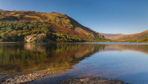 Riflessioni dei colori autunnali in un lago di Snowdonia — Foto Stock