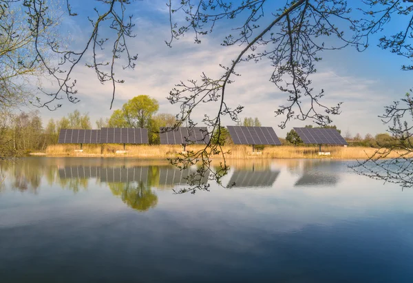 Paneles solares disfrutan del sol sobre un lago Cotswold —  Fotos de Stock
