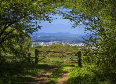 Cotswold yolu vista yeşil alanlar boyunca