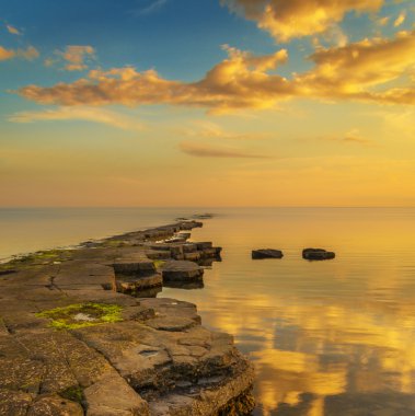 Kimmeridge adlı bir çıkıntı altın güneş ışığı yanar