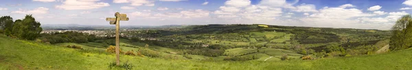 Cotswold vista maneira através de campos verdes — Fotografia de Stock