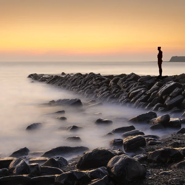 Figura solitaria si erge guardando verso il mare — Foto Stock