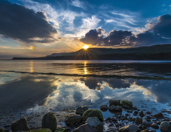 Puesta de sol sobre los acantilados en Kimmeridge — Foto de Stock