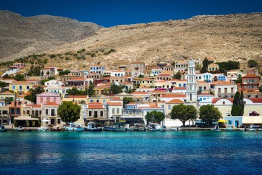 Halki Island (Chalki çok renkli binalar)