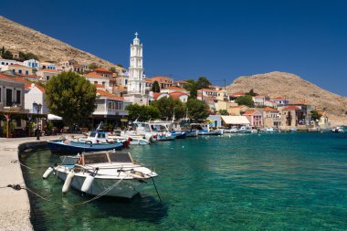 Halki Island (Chalki çok renkli binalar)