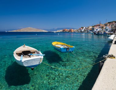 Halki Island (Chalki çok renkli binalar)