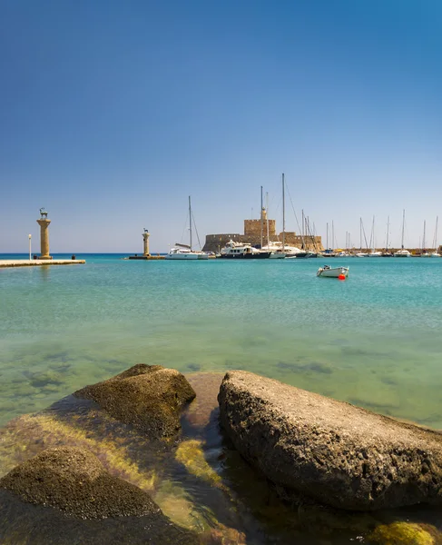 Statuen stehen auf beiden Seiten der Hafeneinfahrt von Mandraki — Stockfoto