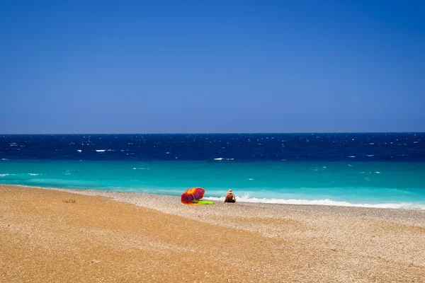 Magányos sunbather Rhodes északi csúcsán — Stock Fotó