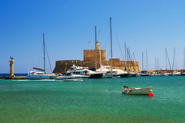 Statues stand either side of Mandraki harbour entrance — Stock Photo, Image