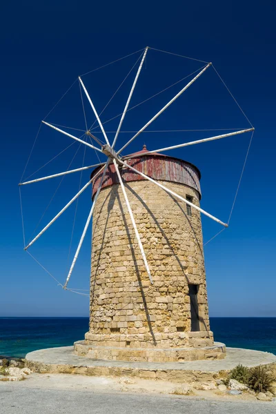 Tradiční větrný mlýn v přístavu Mandraki, Rhodos — Stock fotografie