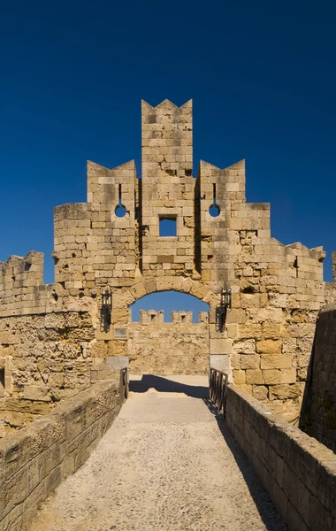 Befästningar och murar av den medeltida staden Rhodos — Stockfoto