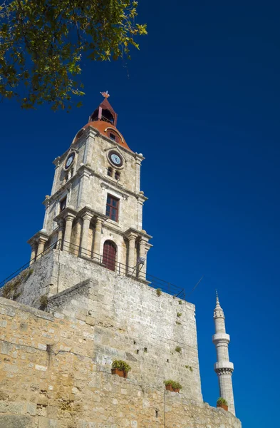 Klocktornet och moské minaret av Rhodos — Stockfoto