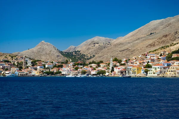 Mehrfarbige Gebäude auf der Insel Chalki (Chalki)) — Stockfoto