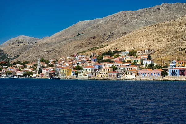 Multi gekleurde gebouwen van Halki eiland (Chalki) — Stockfoto