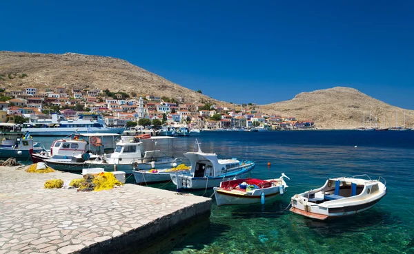 Edifícios multicoloridos da Ilha Halki (Chalki ) — Fotografia de Stock