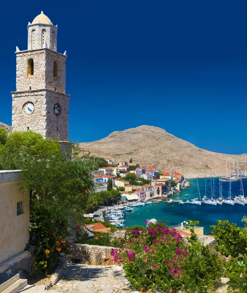 Multi gekleurde gebouwen van Halki eiland (Chalki) — Stockfoto