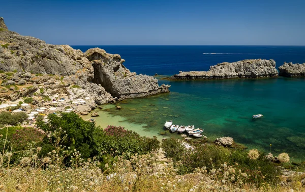 St paul 's bay und die akropolis von lindos — Stockfoto