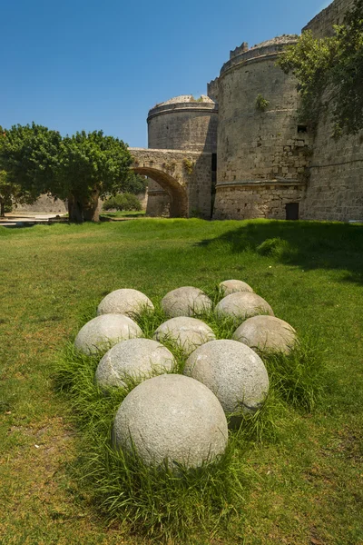 Festungen und Zinnen der mittelalterlichen Stadt, Rhodos — Stockfoto