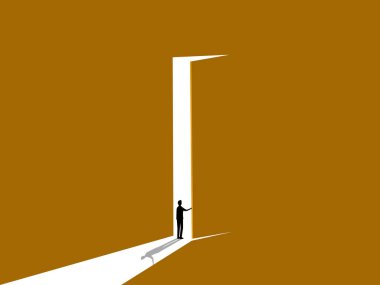 Karanlıktan gelen iş adamı kapıyı açar ve ışığı görür.