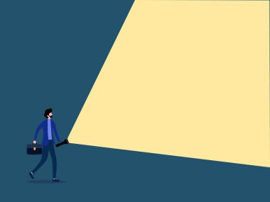 İş adamı reklam amaçlı bir el feneri tutuyor.