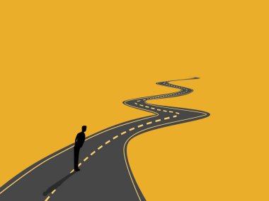 İş adamı dolambaçlı bir yolda duruyor.