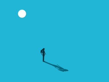 İş kadını boş bir alanda güneşin altında durdu.