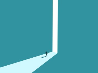 İş kadını açık kapıya doğru yürüdü..