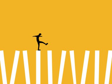 İş adamı dengesiz platformda dikkatle yürüdü.