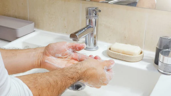 Muž Myje Ruce Koupelně Selektivní Soustředění Pojetí Hygieny — Stock fotografie