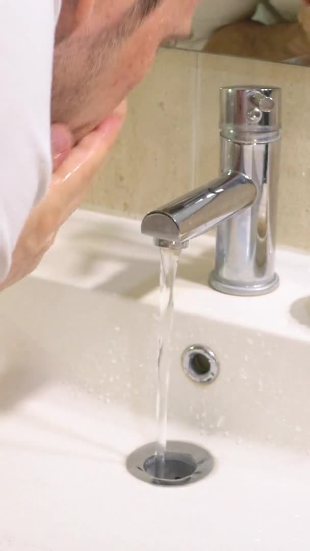 Video Vertikal Dari Seorang Pria Mencuci Tangannya Dengan Sabun Konsep — Stok Video