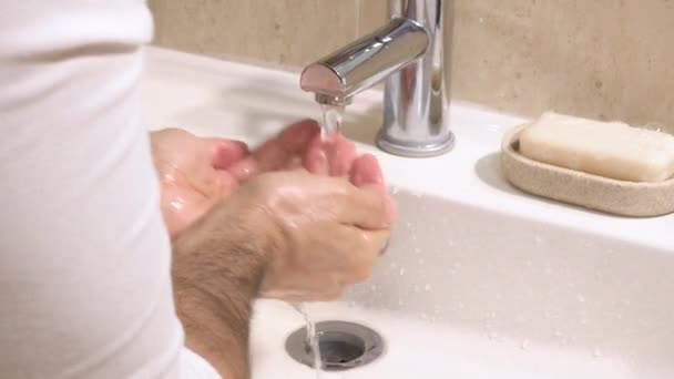 Κοντινό Πλάνο Ενός Άνδρα Που Πλένει Πρόσωπό Του Στο Μπάνιο — Αρχείο Βίντεο