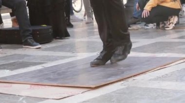 Granada, İspanya: Şubat 12020 - Sokaktaki tahta bir tahtanın üzerinde flamenko dansı yapan bir sanatçının bacakları