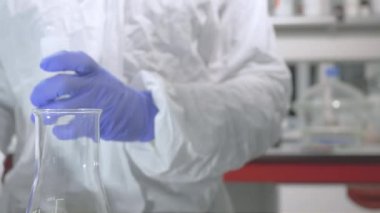 Laboratuvarda araştırma yapan bir bilim adamının yakın çekimi. Araştırma konsepti. Seçici odak.