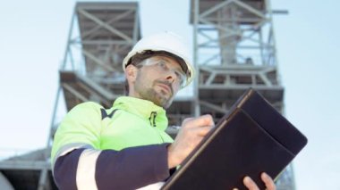  Fabrikada bir mühendis panosuna not alıyor. Endüstri kavramı