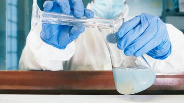 Bilimadamı bir laboratuarda kimyasal deney yapıyor. Seçici odaklanma. Bilim ve araştırma kavramı