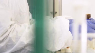 Laboratuvarda araştırma yapan bir bilim adamı. Seçici odak