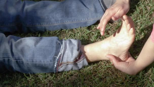 Oigenkännlig Person Som Har Fot Massage Utomhus Över Gräset — Stockvideo