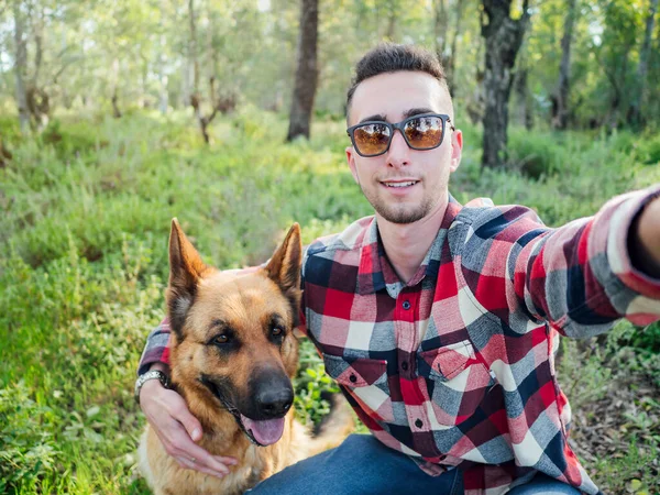 Jovem Tirando Uma Foto Com Seu Cachorro Floresta Foco Seletivo — Fotografia de Stock